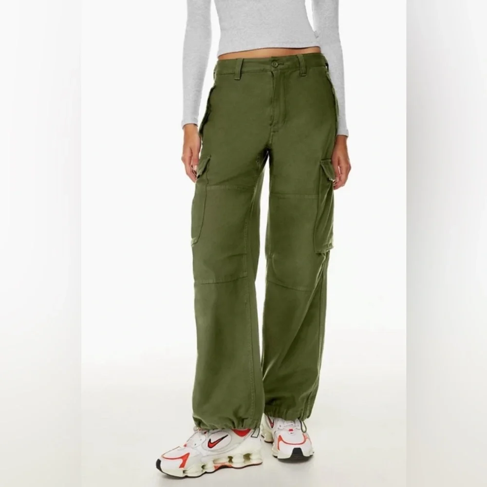 Aritzia TNA Women’s Supply Cargo Pant Size 4 Olive Green spotless new condition